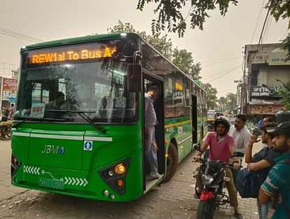 Rewari News: सिटी बस सेवा शुरू, पर नहीं बनाए गए बस क्यू शेल्टर City bus service started, but bus queue shelters were not built