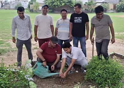 Jhajjar-Bahadurgarh News: 50 पौधे लगाकर मनाया 50वां जन्मदिवस Celebrated 50th birthday by planting 50 saplings