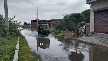 Fatehabad News: अशोक नगर में सीवरेज ओवरफ्लो, बदबू से मोहल्लावासी हो रहे परेशान Residents of Ashok Nagar Mohalla are troubled by sewerage overflow