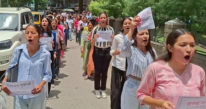 Kullu News: ढालपुर में हक लिए सड़कों पर उतरे प्रशिक्षु Trainees took to the streets in Dhalpur to demand their rights