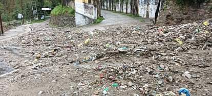 Tehri News: गदेरे में डाली मिट्टी आंचल डेयर से जे ब्लॉक तक पहुंची The soil dumped in the stream reached J Block from Anchal Dare
