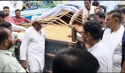 Firozabad News: सूखी मक्का को गीली बताने पर किसानों ने किया हंगामा Farmers created a ruckus when dry corn was declared wet