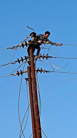 Shahjahanpur News: जंपर जलने से सौ से ज्यादा गांवों की बिजली गुल More than 100 villages lost power due to jumper burning