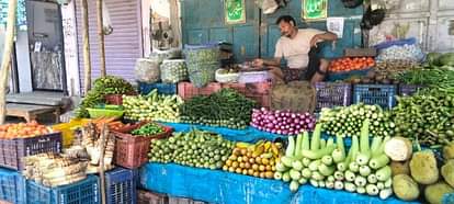Shravasti News: टमाटर हुआ और लाल, धनिया के साथ मिर्च भी हुई पहुंच से दूर Tomatoes turned red, chillies along with coriander also became out of reach