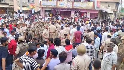 Chittorgarh News: निर्माणाधीन शिव मंदिर में तोड़फोड़ से फैला आक्रोश, डूंगला में बाजार बंद कर जताया विरोध Chittorgarh: Vandalism at Under-Construction Shiva Temple Sparks Outrage, Market Shut in Dungla in Protest