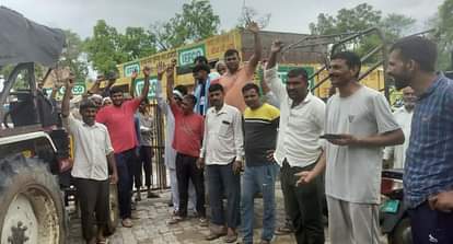 Bhiwani News: डीएपी खाद के लिए चार घंटे तक भटकते रहे किसान, वितरण न होने पर जताया रोष Farmers wandered for four hours for DAP fertilizer, expressed anger over non-distribution
