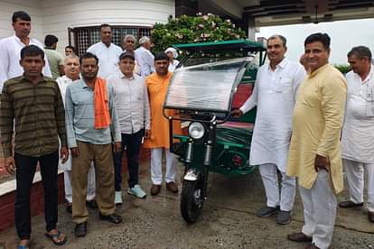 Charkhi Dadri News: विधायक ने सफाई कर्मचारियों को थमाईं ई-रिक्शे की चाबियां mla given keys of e rickshaw