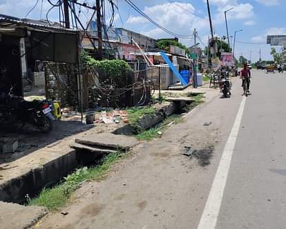 Amethi News: बांदा-टांडा हाईवे किनारे खुले नाले दे रहे हादसों को दावत Open drains on the Banda-Tanda highway are inviting accidents