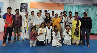 Kanpur News: ताइक्वांडो खिलाड़ियों ने किया आत्मरक्षा का प्रदर्शन Taekwondo players demonstrated self-defense, discipline and strength in the competition.