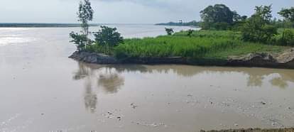 Sitapur News: सरयू का जलस्तर 117.80 मीटर पर स्थिर, खतरा बरकरार Saryu water level stable at 117.80 meters, danger persists
