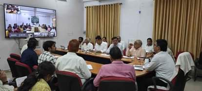 Banswara: डूंगरपुर कलेक्टर ने तीन दिन में मांगी जर्जर भवनों की रिपोर्ट, ऐसी जगहों का उपयोग न करने के निर्देश Banswara News: Dungarpur Collector Demands List of Crumbling Structures, Bans Their Use