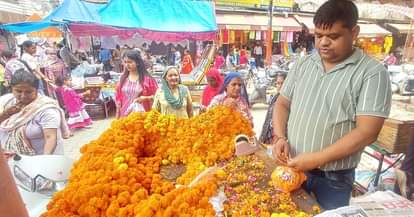 Diwali 2025: दिवाली पर फूलों की कीमतों में उछाल...200 रुपये किलो गेंदा, जानें कितना है कमल और गुलाब का दाम Marigold Prices Soar Ahead of Diwali 2025 Customers Cut Down on Purchases