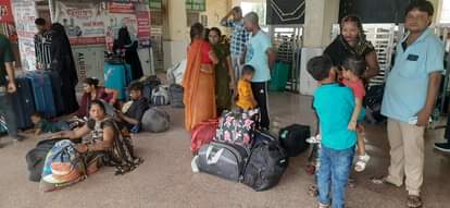 Jhansi: पांच माह में बिना टिकट के पकड़े तीन लाख से अधिक यात्री, वसूला करीब 22 करोड़ जुर्माना Jhansi: More than three lakh passengers caught without ticket in five months, fine of about 22 crores collecte