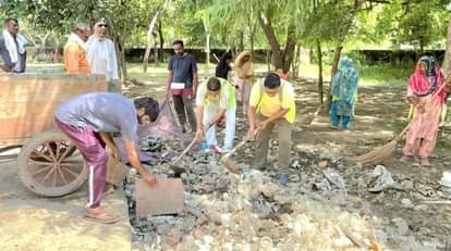 Jhajjar-Bahadurgarh News: नायब टीम ने सेक्टर -9ए के कम्यूनिटी सेंटर में किया श्रमदान Nayab team did Shramdaan in the community center of sector 9A