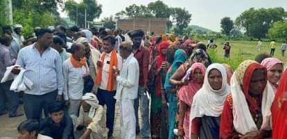 Mahoba News: एक हजार किसान लाइन में लगे, 500 को न टोकन मिला न खाद One thousand farmers stood in line, 500 neither got tokens nor fertilizers