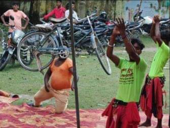 Kushinagar News: फरुवाही कलाकारों ने दिखाए हैरतअंगेज करतब Faruwahi artists showed amazing stunts