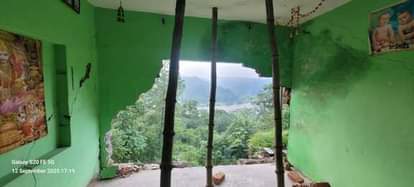 Hamirpur (Himachal) News: समताना खुर्द में एक साथ 35 कनाल जमीन धंसी, तीन परिवार हुए बेघर, सामान किया शिफ्ट 35 kanals of land collapsed simultaneously in Samtana Khurd, three families became homeless, shifted their belongings