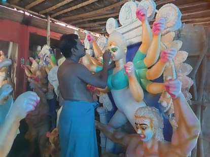 Siddharthnagar News: मां दुर्गा की मूर्तियों को अंतिम रूप देने में जुटे कलाकार Artists busy giving final touches to Maa Durga idols
