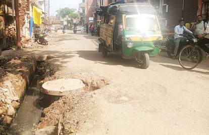Fatehpur News: एक साल से रुका सड़क निर्माण, हादसों का बना खतरा Road construction stopped for one year, risk of accidents