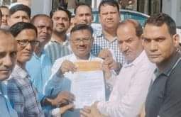 Hapur News: टीईटी की अनिवार्यता के विरोध में शिक्षकों का प्रदर्शन, कलक्ट्रेट में सौंपा ज्ञापन Teachers protest against the compulsory TET, submit memorandum in Collectorate