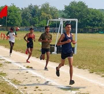 Mahoba News: 800 मीटर दौड़ में प्रशांत व संध्या ने मारी बाजी Prashant and Sandhya won the 800 meter race