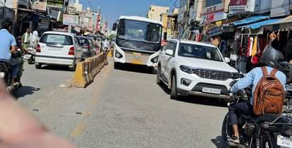 Sonipat News: बेतरतीब खड़े वाहनों से लग रहा जाम Traffic jam due to haphazardly parked vehicles