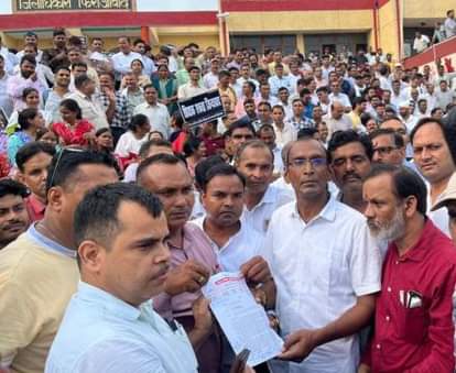 Firozabad News: टीईटी अनिवार्यता के विरोध में शिक्षकों का प्रदर्शन Teachers protest against TET requirement