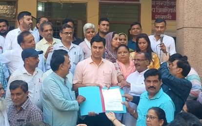 Shamli News: टीईटी के विरोध में कलक्ट्रेट में गरजे शिक्षक, प्रधानमंत्री के नाम ज्ञापन नायब तहसीलदार को सौंपा Teachers protested against TET in the Collectorate, handed over a memorandum addressed to the Prime Minister to the Naib Tehsildar