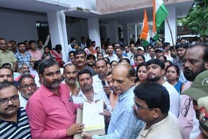 Unnao News: टीईटी के विरोध में शिक्षकों ने साैंपा ज्ञापन unnao news