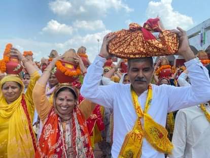 Kurukshetra News: श्रीमद्भागवत कथा का शुभारंभ, भव्य कलश यात्रा में उमड़े श्रद्धालु Shrimad Bhagwat Katha begins, devotees gather in large numbers in the grand Kalash Yatra