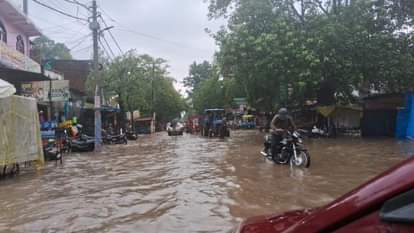 Ambedkar Nagar News: तेज बारिश से शहर लबालब, घर-दुकानों में भरा पानी City flooded due to heavy rains, houses and shops filled with water