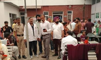 Yamuna Nagar News: अस्पताल में गंदगी मिलने पर डॉक्टरों को चेताया Doctors were warned after finding dirt in the hospital
