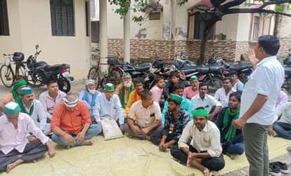 Kaushambi News: किसानों ने बिजली, पानी और पेंशन के लिए बुलंद की आवाज Farmers raised their voice for electricity, water and pension