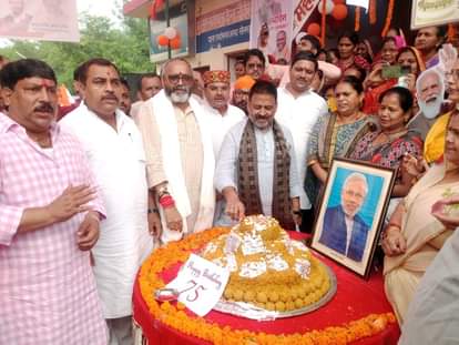 Sonebhadra News: 75 किलो का केक काटा, मलिन बस्ती में बांटी मिठाई A 75 kg cake was cut and sweets were distributed in the slum.