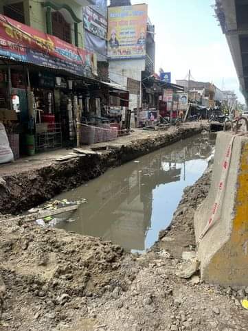Lucknow News: छह माह से खुदा पड़ा नाला, घरों व दुकानों में घुस रहा बारिश का पानी Lucknow city news