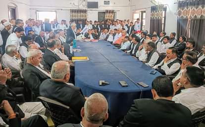 Ayodhya News: अधिवक्ता के विवाद में बनाई गई दो सदस्यीय कमेटी A two-member committee was formed in the lawyer's dispute.