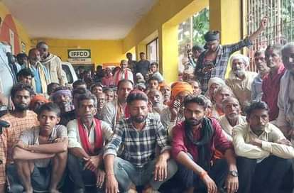 Banda News: खाद न मिलने से नाराज किसानों ने जाम किया बांदा- प्रयागराज हाईवे Angry farmers blocked Banda-Prayagraj highway due to non-availability of fertilizer.