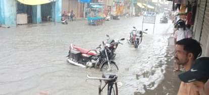 Chitrakoot News: शहर सहित कस्बों में जोरदार बारिश, किसान खुश Heavy rain in cities including towns, farmers happy