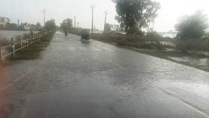 Farrukhabad News: दो दिन में 15 सेमी बढ़ा गंगा का जलस्तर, सड़कों पर पहुंचा पानी Ganga's water level rises 15 cm in two days, flooding roads