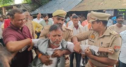 Maharajganj News: उप निबंधक की निकाली शव यात्रा पुतला जलाने से पहले नागेंद्र हिरासत में Nagendra was taken into custody before the funeral procession of the sub-registrar was burnt.