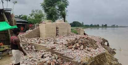 Bahraich News: कटान से खंडहर बना मजरा झुंडी गांव, तीन और घर नदी में समाए Majra Jhundhi village became ruins due to erosion