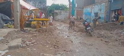 Mirzapur News: नवरात्र में दो दिन बचे, स्टेशन से विंध्यधाम की दूरी 200 मीटर, जाने के लिए तीन रास्ते, सभी पर कीचड़ Two days left in Navratri, the distance from the station to Vindhyadham is 200 meters, there are three ways to go, all of them are muddy.