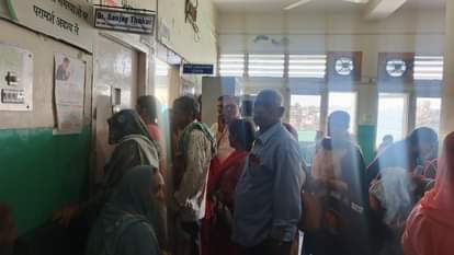 Hamirpur (Himachal) News: दिन में गर्मी और रात में ठंड, बदलता मौसम कर रहा बीमार Hot during the day and cold at night, changing weather is making people sick