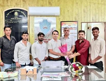 Rohtak News: विद्यार्थियों ने नए प्राचार्य को गुलदस्ता भेंट कर दी बधाई Students congratulated the new Principal by presenting him with a bouquet.