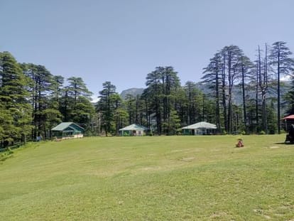 वादियों का निमंत्रण: धरती का स्वर्ग जहां हर मोड़ पर है रोमांच, पर्यटकों के स्वागत के लिए बेताब जम्मू-कश्मीर A paradise on Earth where adventure awaits at every turn, Jammu and Kashmir is eager to welcome tourists.