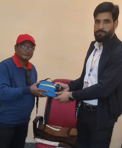 Udhampur News: टिकट उप निरीक्षक ने रेल यात्री का खोया बैग ढूंढकर लौटाया jammu kashmir news