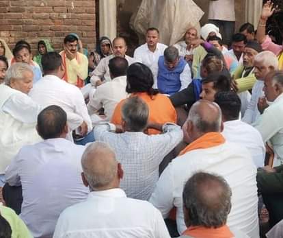 Ayodhya News: प्रशासन के खिलाफ धरने पर भाजपा विधायक BJP MLA on protest against the administration