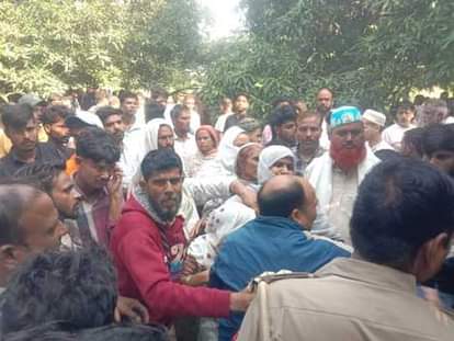 Rampur News: दो दिन से लापता टाइल्स मिस्त्री का शव बाग में पेड़ पर लटका मिला The body of a tile mason, missing for two days, was found hanging from a tree in the garden.