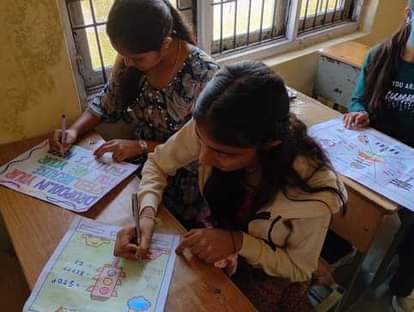 Kangra News: नारे लिखकर दिया सड़क सुरक्षा का संदेश Message of road safety given by writing slogans