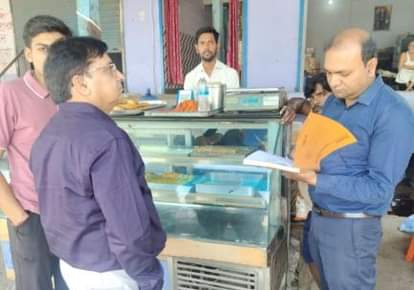 Mathura News: बरसाना में पकड़ा गया मिलावटी पनीर... 400 किलो कराया नष्ट, दर्ज की गई एफआईआर 400 kg of counterfeit cheese recovered, FIR registered